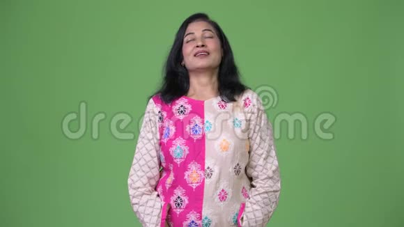 成熟美丽的印度女人闭着眼睛放松视频的预览图
