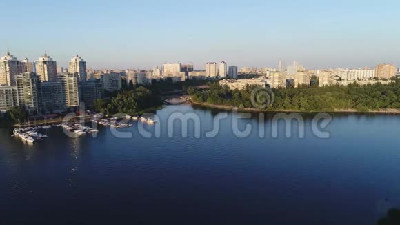 乌克兰基辅里维埃拉河畔住宅区游艇俱乐部的鸟瞰图视频的预览图
