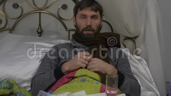 一个病人躺在床上脖子上戴着一条温暖的围巾头上戴着一条毛巾视频上和医生聊天视频的预览图