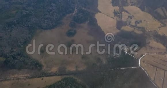 从飞机窗看乡村景观视频的预览图