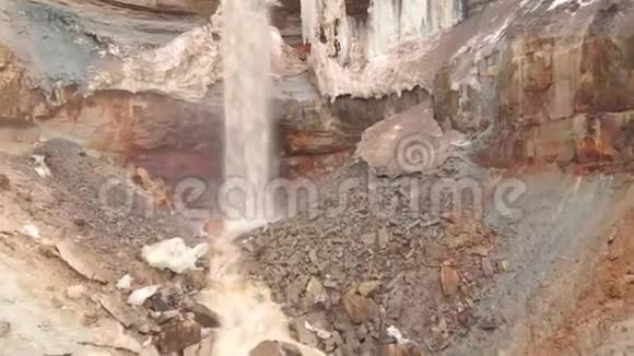 在肮脏的矿物岩石背景下的瀑布景观库存肮脏的瀑布涓涓细流视频的预览图