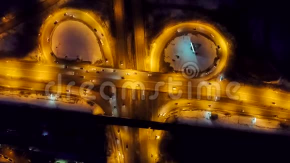 冬季夜晚的交通枢纽从无人驾驶飞机俯视视频的预览图