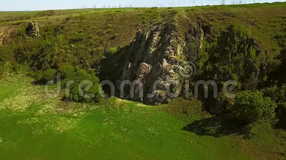 在悬崖上自由攀爬的人的空中景观男性攀爬岩石时没有安全线束和绳索爬进去视频的预览图
