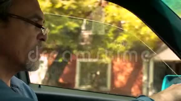 驾驶汽车的老人画像视频的预览图