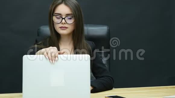 女商人关掉她的笔记本电脑她要回家了下班了视频的预览图