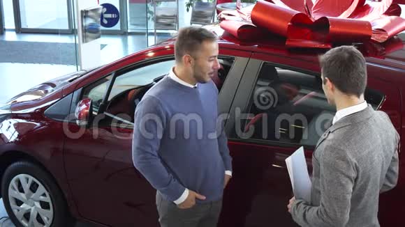 汽车卖方告诉买方汽车的特点视频的预览图