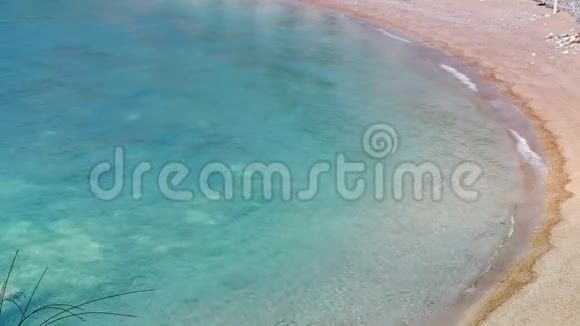 清澈的蓝海和沙滩视频的预览图