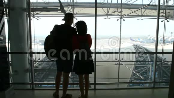 两个年轻的男人和女人在机场候机楼视频的预览图