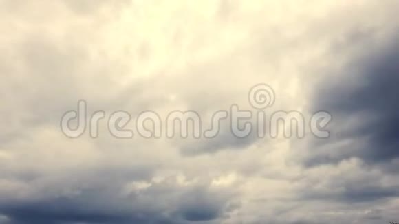 时间推移深蓝色的天空奔雷的云雨的云视频的预览图