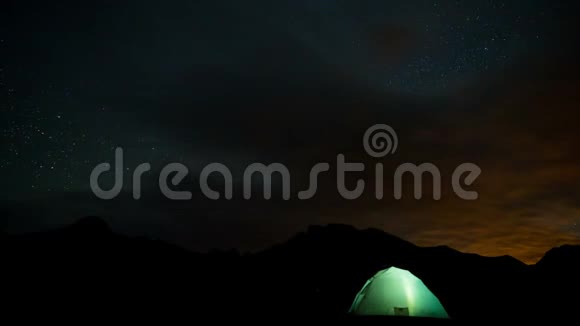 营地帐篷上的银河系视频的预览图