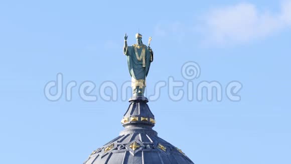 法国图尔市圣马丁大教堂上方的雕像视频的预览图