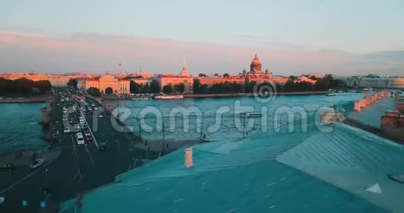 俄罗斯圣彼得堡涅瓦河上空的日落鸟瞰瓦西里耶夫斯基岛视频的预览图
