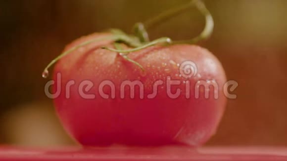 小水滴滴在美丽的番茄上视频的预览图