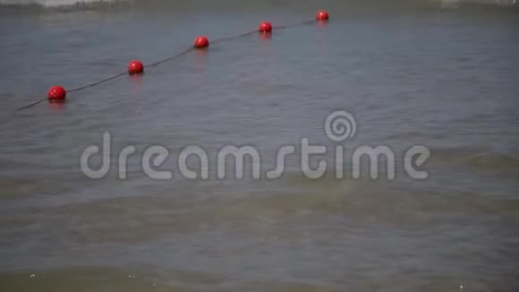 斯洛文尼亚亚得里亚海海岸Piran镇附近海水中的浮标视频的预览图
