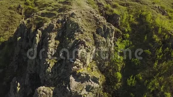高空观景登山者独自在悬崖上自由攀爬人攀爬岩石时没有安全的线束和绳索男性视频的预览图