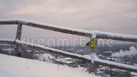 山顶警示标志滑雪场的警告标志破损的迹象4K视频的预览图