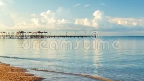 海洋海岸码头清晨视频的预览图