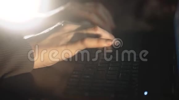双手女人在一个背景的晚上在笔记本上打字女人在办公室的笔记本电脑键盘上打字女人视频的预览图