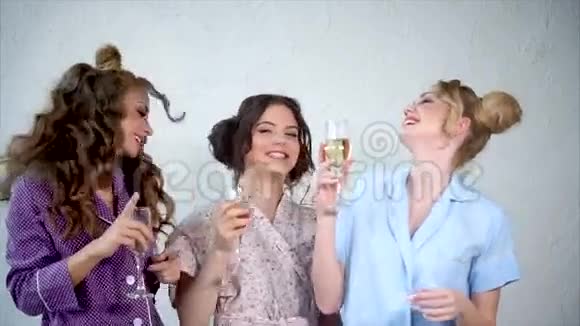 年轻女朋友庆祝睡衣派对手里拿着香槟跳舞视频的预览图