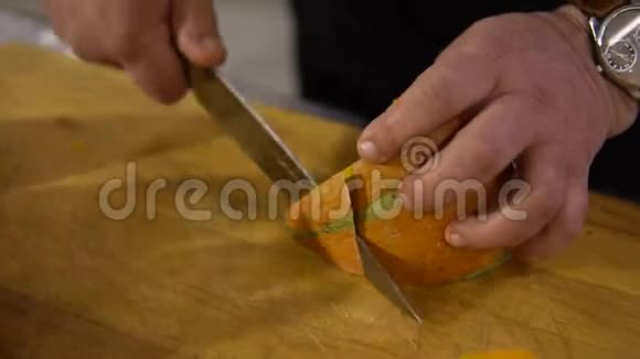 厨师在厨房准备一个大南瓜切皮特写准备一道美味的菜视频的预览图