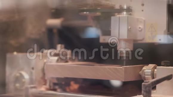 用钻床自动化数控加工木材视频的预览图