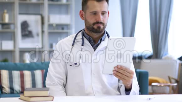 医生使用平板电脑上网视频的预览图