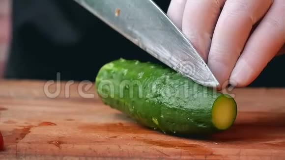 在厨房切黄瓜视频的预览图