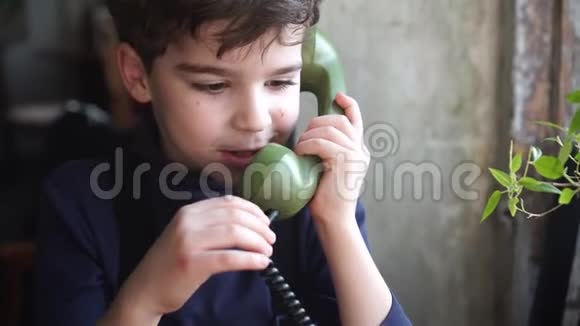 迷人的男孩模拟老式旋转电话的对话视频的预览图