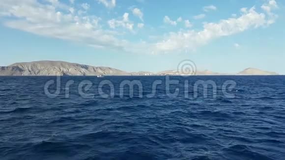 船在群山的映衬下在波涛汹涌的海面上航行以海岸和海滩为背景的黑海视频的预览图