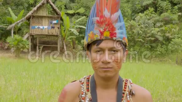 土著人驾驶无人机视频的预览图