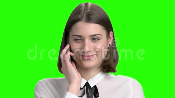 女孩在电话中与某人调情的肖像视频的预览图