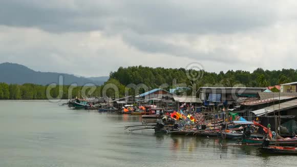 泰国Khanom2018年9月21日红树河上渔人村的小船传统亚洲视频的预览图