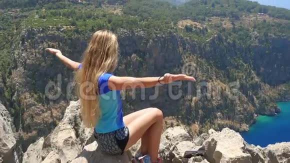 享受自由的年轻女子沐浴在土耳其蝴蝶谷的美景中视频的预览图