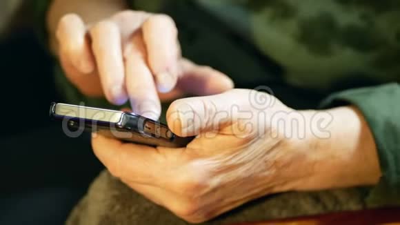 智能手机的老女人视频的预览图