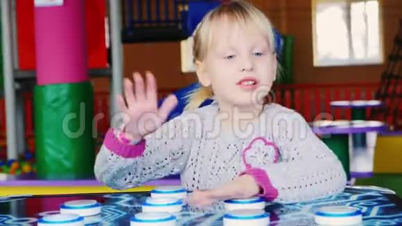 那个有激情的女孩在娱乐中心玩棋盘游戏儿童积极休息概念视频的预览图
