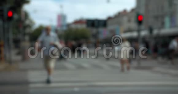 哥德堡市中心十字路口的人和电车模糊视频的预览图