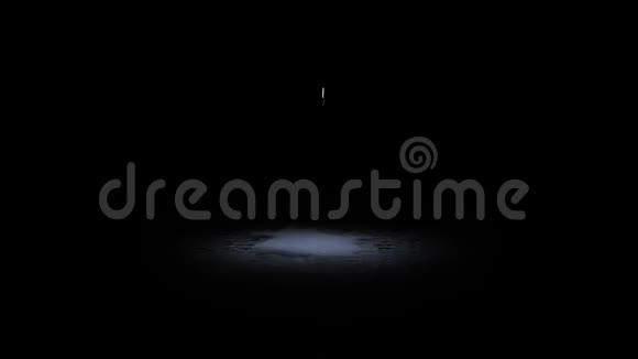 在黑色背景上的光斑下水滴慢运动中的液滴视频的预览图