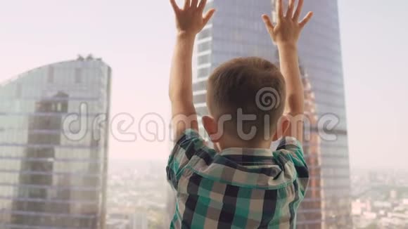 有摩天大楼背景的小男孩视频的预览图