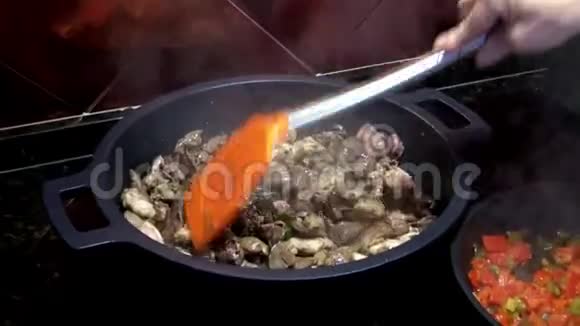 4K厨师用煎锅烹制新鲜的有机生鸡心和肝脏视频的预览图