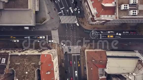 有车流量的十字路口的俯视图视频的预览图