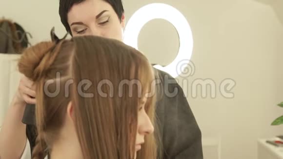 美容师在美容院理发前在头发上喷洒水关闭理发师在视频的预览图