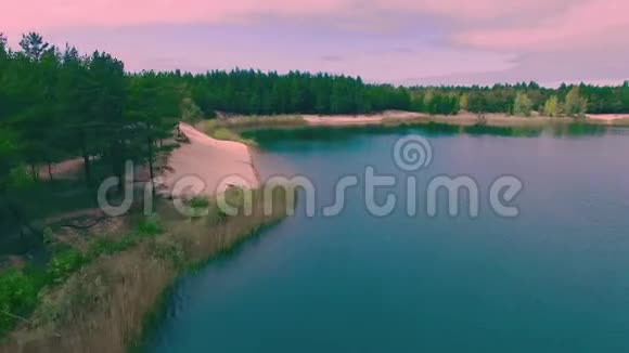 美丽的夏日湖的空中景色视频的预览图