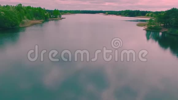 美丽的夏日湖的空中景色视频的预览图