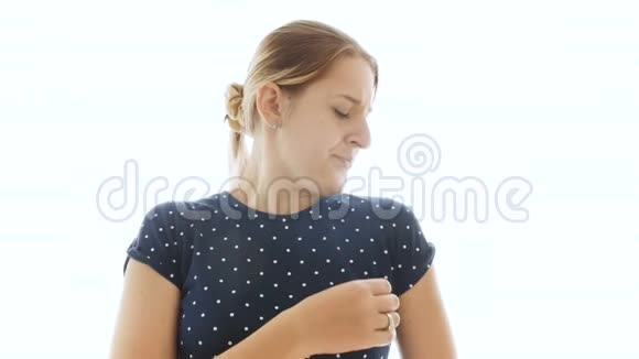 4k视频年轻女子嗅到汗湿的t恤后闭上鼻子视频的预览图