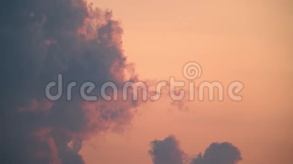 在日落时戏剧性的云层以明亮的颜色格式化风暴视频的预览图