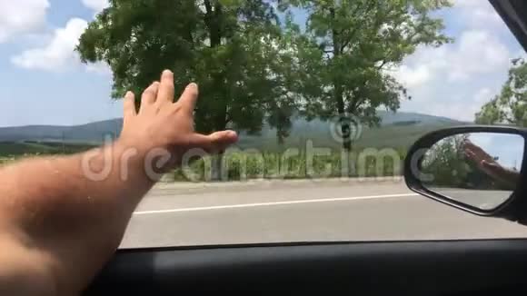 司机在高速公路上的车窗车上玩风视频的预览图