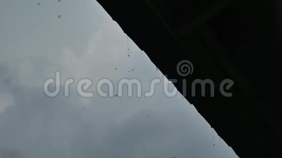大雨和水滴从屋顶落下视频的预览图