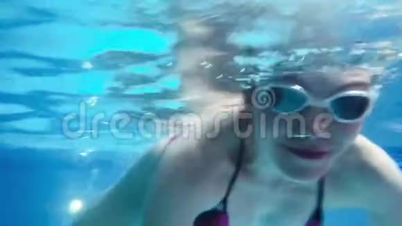 年轻的孕妇在水下游泳视频的预览图
