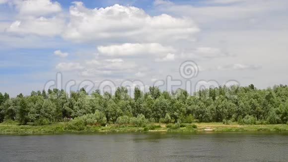 夏天的德斯纳河绿树成荫蓝天成荫视频的预览图