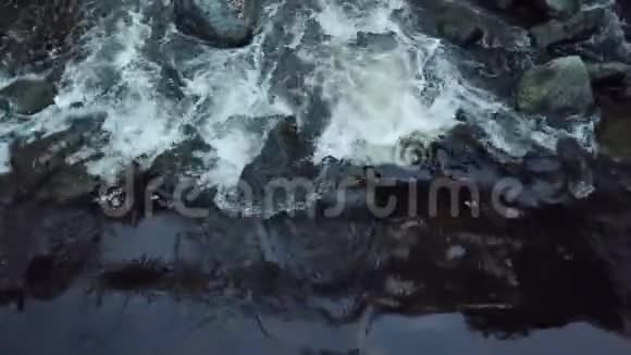 飞龙捕获的河流水流视频的预览图